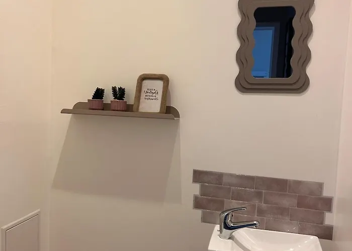 Elegant Renovated 2 Bedrooms Close To Transport *