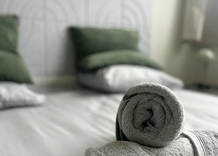 Elegant Renovated 2 Bedrooms Close To Transport