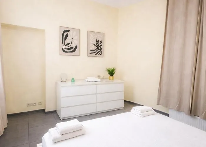 Spacious 2br Near Grand Place 1 شقة *