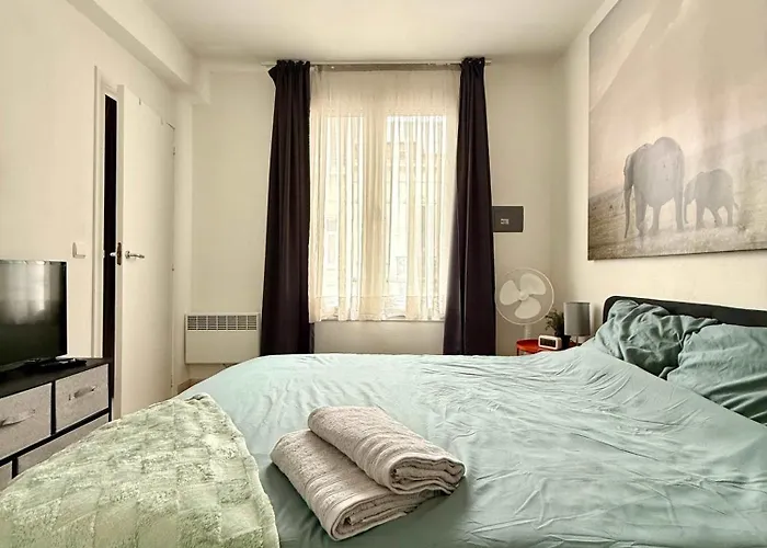 Elegant Close To The European Parliament Apartment *