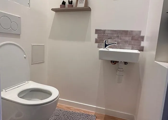 Elegant Renovated 2 Bedrooms Close To Transport