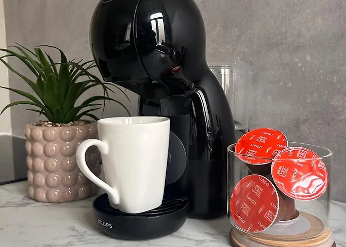 Elegant Renovated 2 Bedrooms Close To Transport Apartment