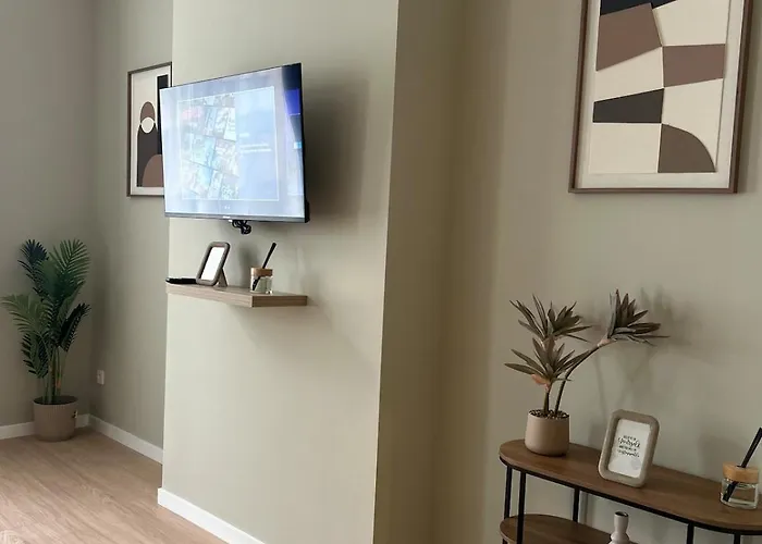 Elegant Renovated 2 Bedrooms Close To Transport Apartment