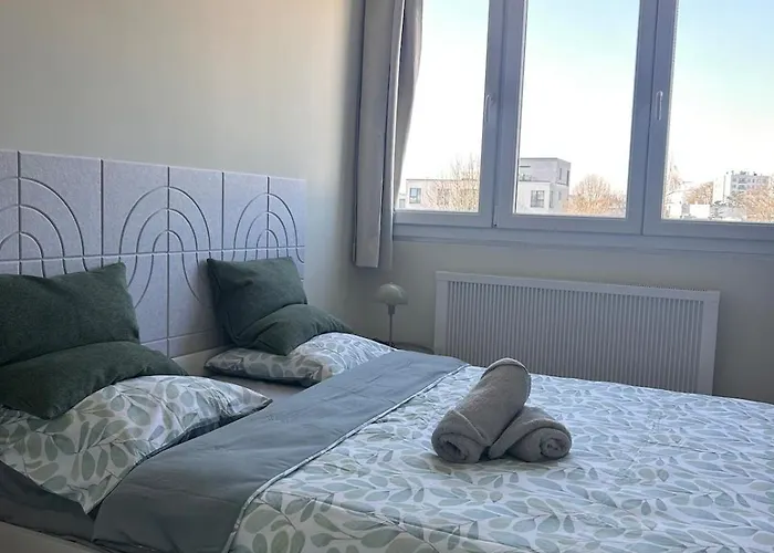 Elegant Renovated 2 Bedrooms Close To Transport *