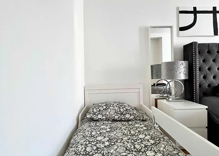 Family Cosy For Up To 9 Guests Near Midi Station Apartment *