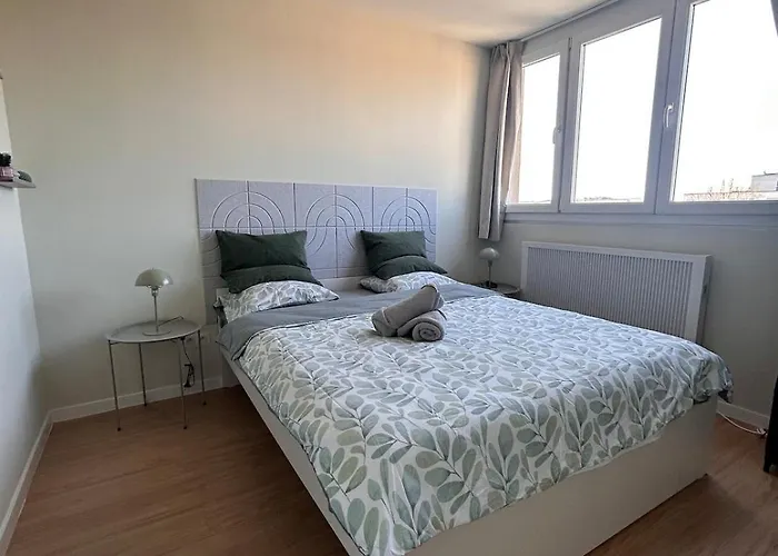 Elegant Renovated 2 Bedrooms Close To Transport Apartment