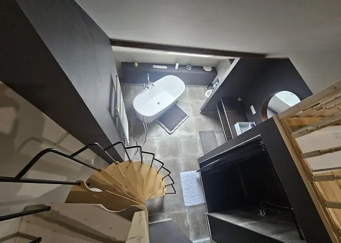 Luxury Triplex Stylish 2br In