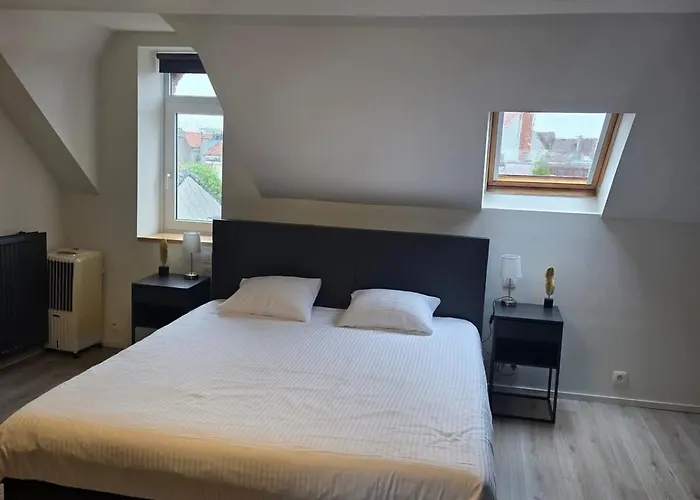 Luxury Triplex Stylish 2br In *