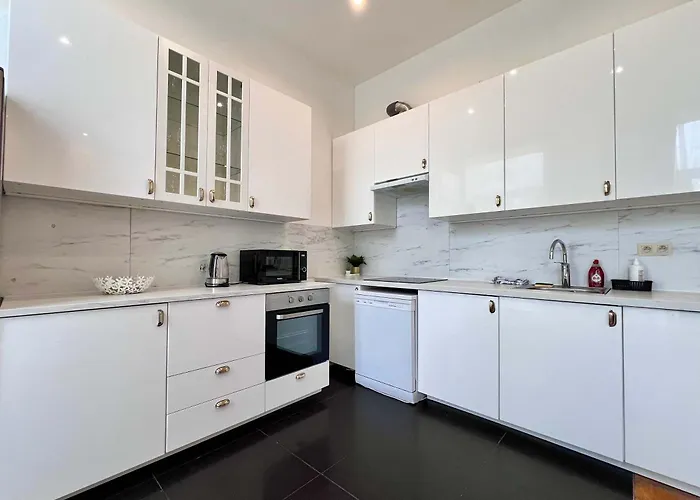 Family Cosy For Up To 9 Guests Near Midi Station *