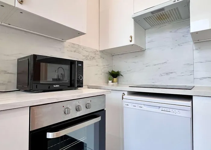 Family Cosy For Up To 9 Guests Near Midi Station Brüssel