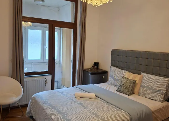 Et Dans Un Immeuble Pansiyon Brüksel