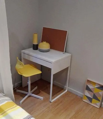 Central Yellow Apartment Lägenhet