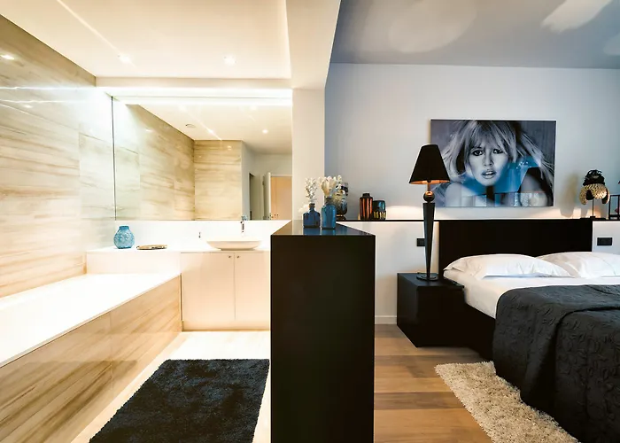 Charles - Grand Place Aparthotel 4*