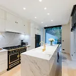 Luxury 3 Bedrooms Townhouse In Perfect Location *