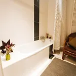 아파트 Bright Loft Close To Downtown
