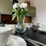 Lovely 2-bedroom Duplex W/ Balcony In Bruxelles