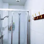 Cozy With Share The Bathroom And Kitchen Habitación en casa particular *