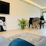 Town House With Garden - 1 With Shared Bathroom *