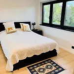 Homestay Town House With Garden - 1 With Shared Bathroom *