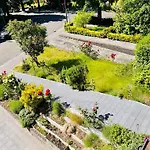Town House With Garden - 1 With Shared Bathroom Homestay *
