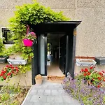 Homestay Town House With Garden - 1 With Shared Bathroom