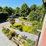 Town House With Garden - 1 With Shared Bathroom Homestay
