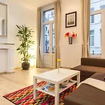 - Steps Grand Place - Local Vibrant Neighbourhood 브뤼셀