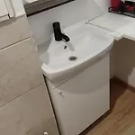 Duplex Sleeps 4 דירה בריסל