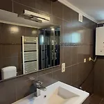 Luxury 2br & Jacuzzi Near Expo 12 & Ing Arena Apartmán