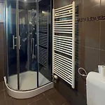 Luxury 2br & Jacuzzi Near Expo 12 & Ing Arena Apartmán *