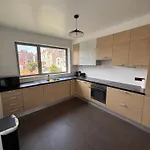 Stylish, Modern & Spacious In Apartment *