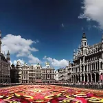 - Steps Grand Place - Local Vibrant Neighbourhood *