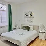 Апартаменты Spacious For 6 Near Center Of *