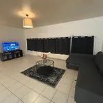 Apartament Modern 1br And Sofa Bed Near Airport *