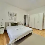 Spacious For 6 Near Center Of Брюссель