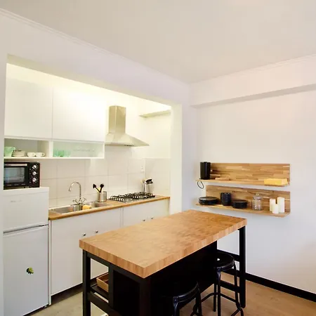 Splendid & Cosy Studio - Perfect Location 'stephanie-louise Area'