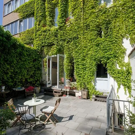 Bed & Breakfast The Good House Brussel