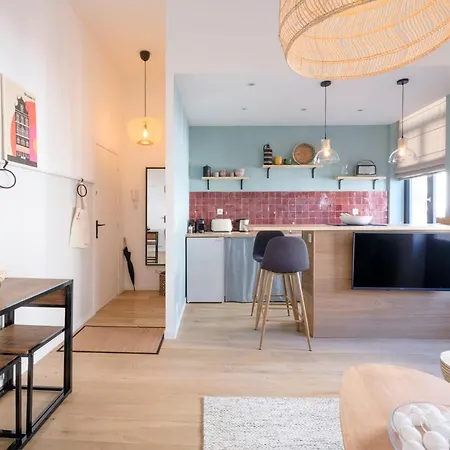 Fabulous In Chatelain Area With Balcony *