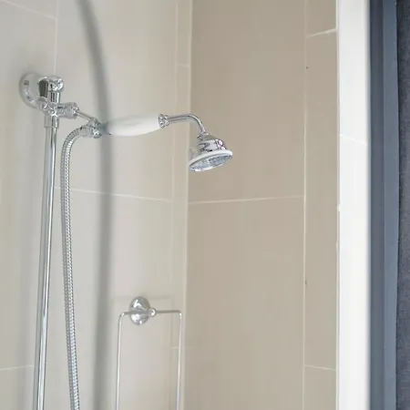 Apartment Fabulous In Chatelain Area With Balcony *