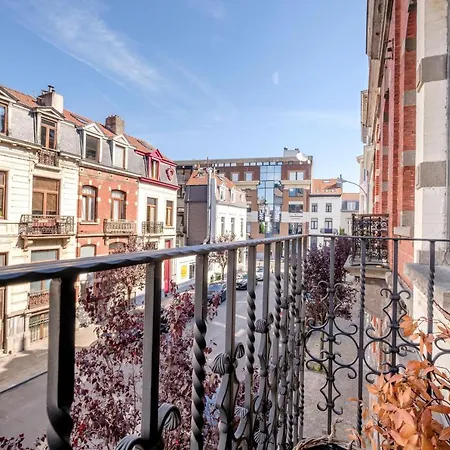 Fabulous In Chatelain Area With Balcony *