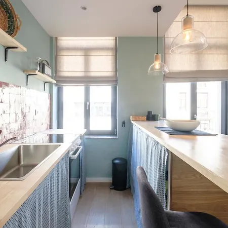 Fabulous In Chatelain Area With Balcony *