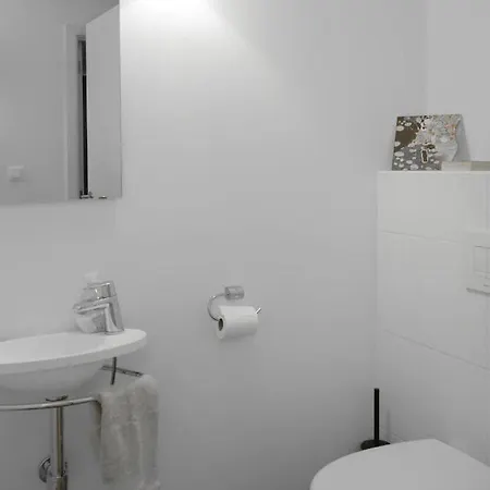 Chic With Bathroom - Terrace & Free Parking Accommodatie bij particulieren