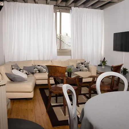 Duplex Dernier Etage Avec Terasse A Deux Pas De La Grand Place בריסל