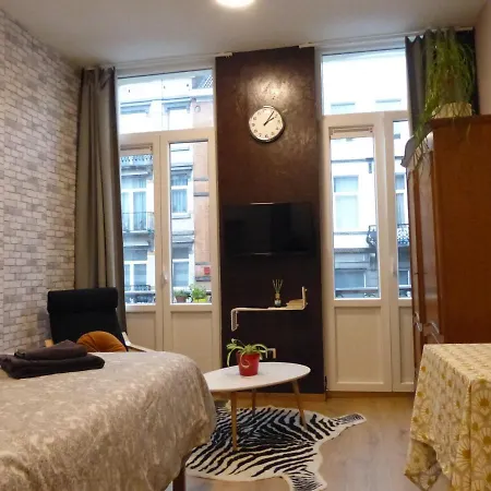 Superbe Au 1er Etage, Proche De La Gare Du Midi *