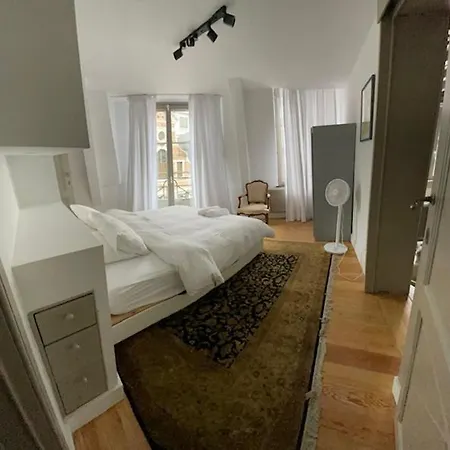 Duplex Dernier Etage Avec Terasse A Deux Pas De La Grand Place דירה בריסל