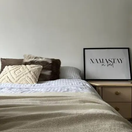 Lovely 2-bedroom Duplex W/ Balcony In Bruksela