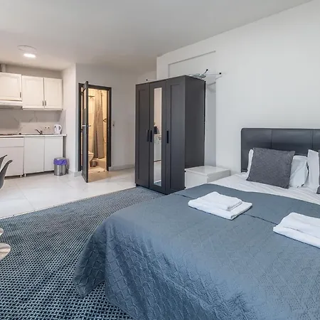 Gare Du Midi 31 דירה