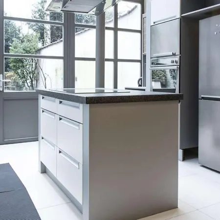 Chic 3-bedroom For Rent To Professionals In Ixelles *