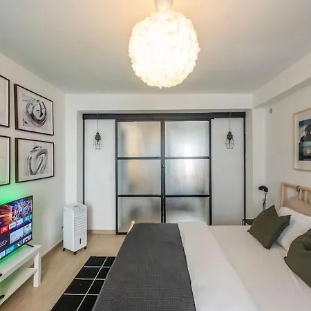 Superb 3 Bedroom & 3 Bathroom Duplex In Centre Lejlighed