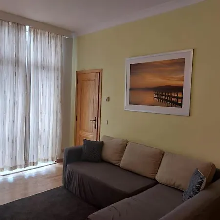 Charming 1-bedroom Apartment *